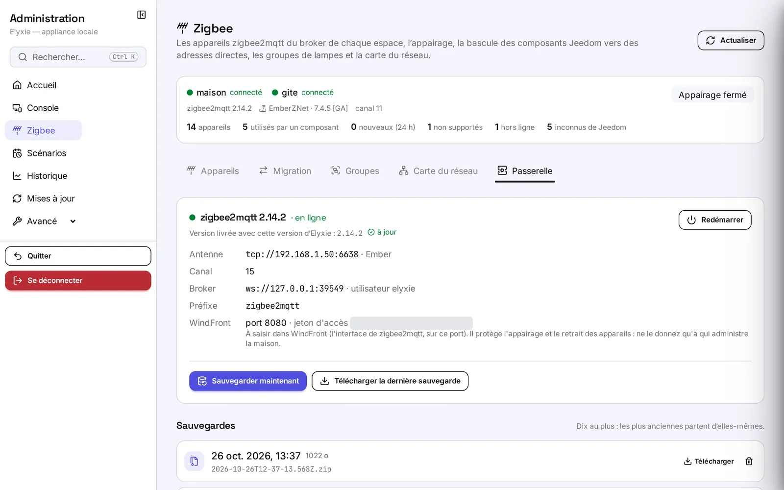 L'onglet Passerelle : zigbee2mqtt en ligne et à jour, l'antenne, le canal, le broker, puis les boutons de sauvegarde et la liste des sauvegardes ; le jeton d'accès est masqué sur la capture