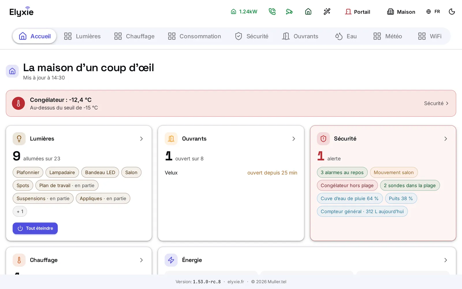 La page Accueil d'Elyxie sur une tablette : une alerte en tête, puis les cartes Lumières, Ouvrants et Sécurité