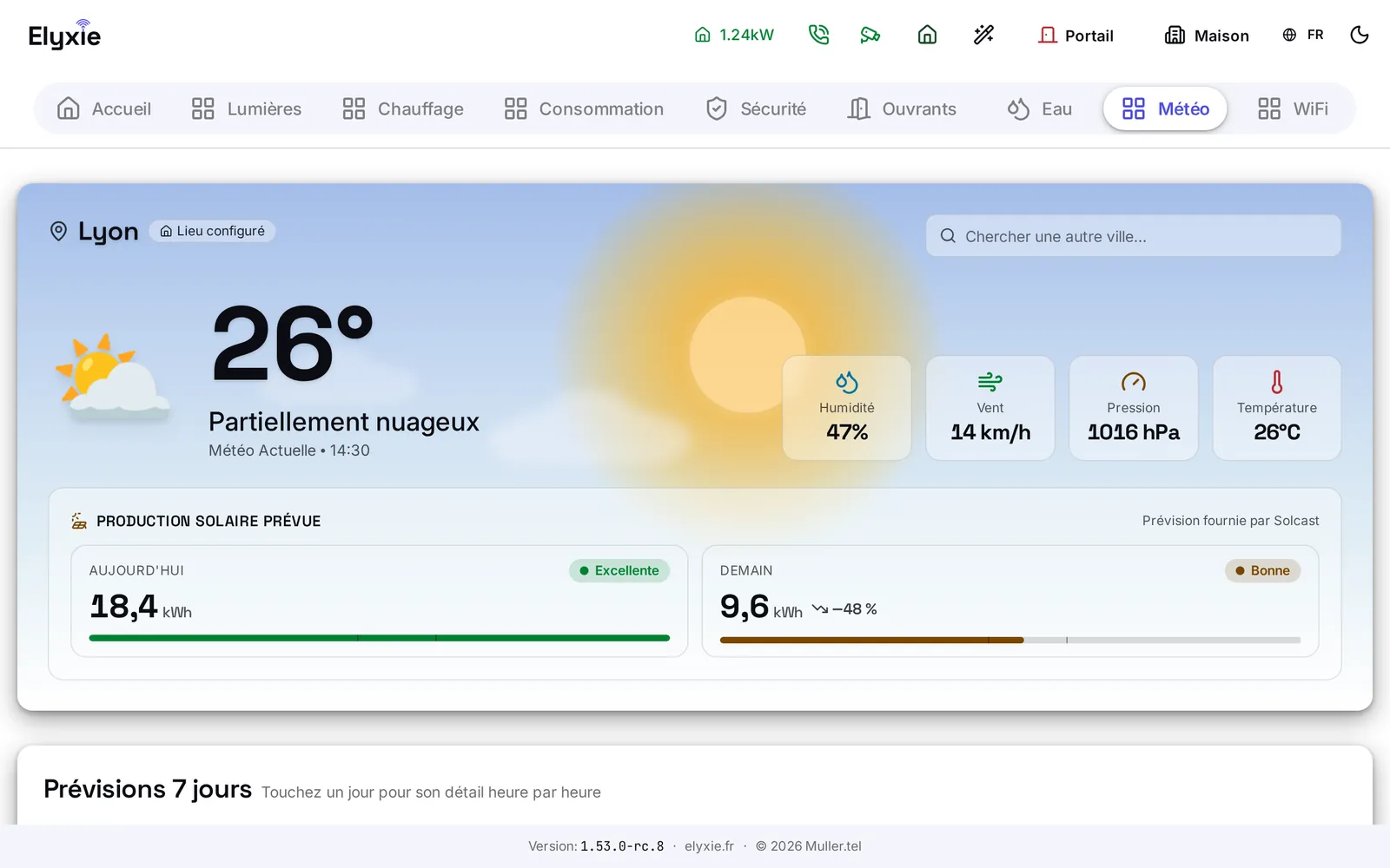 La page Météo : le lieu marqué « Lieu configuré », la température et les conditions actuelles avec quatre mesures, le champ « Chercher une autre ville… », l'encadré « Production solaire prévue » pour aujourd'hui et demain, puis le début des « Prévisions 7 jours »
